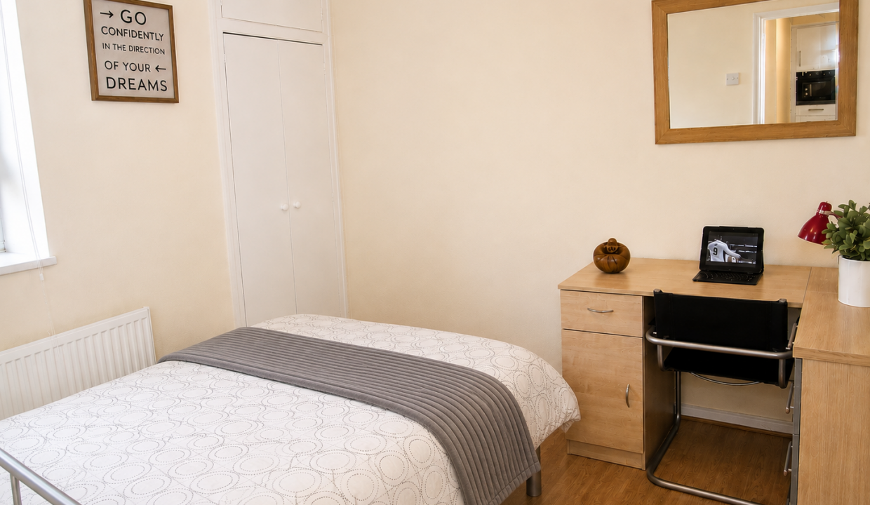 Bedroom 1 (2)