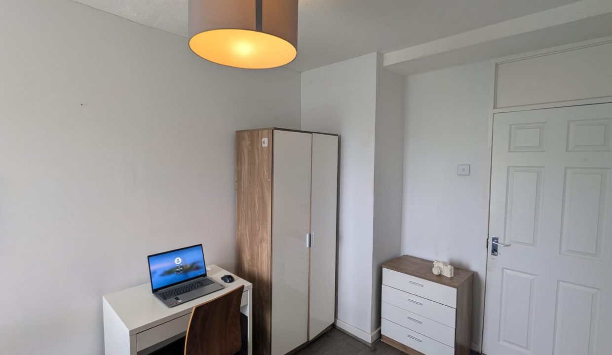 Bedroom 1 (2)