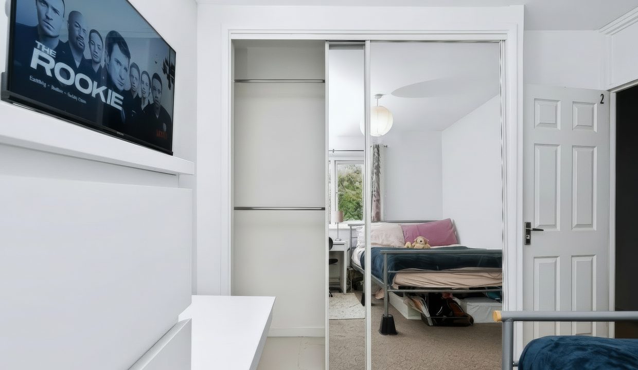 Room 2 (built-in wardrobe)