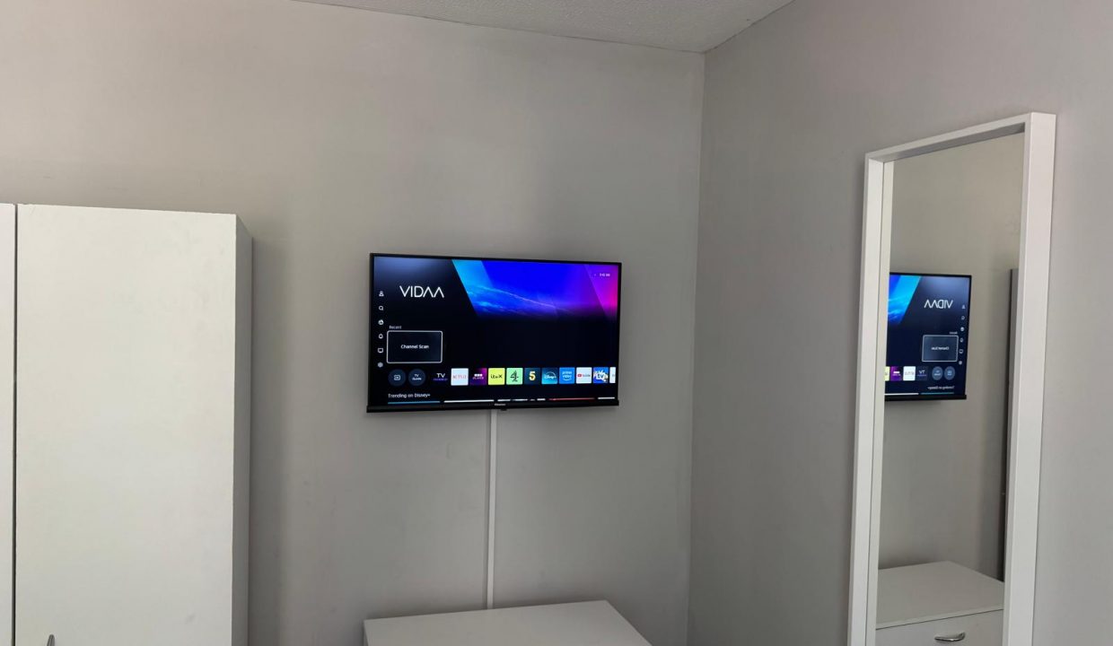 Room 4 - wall mounted TV (2)