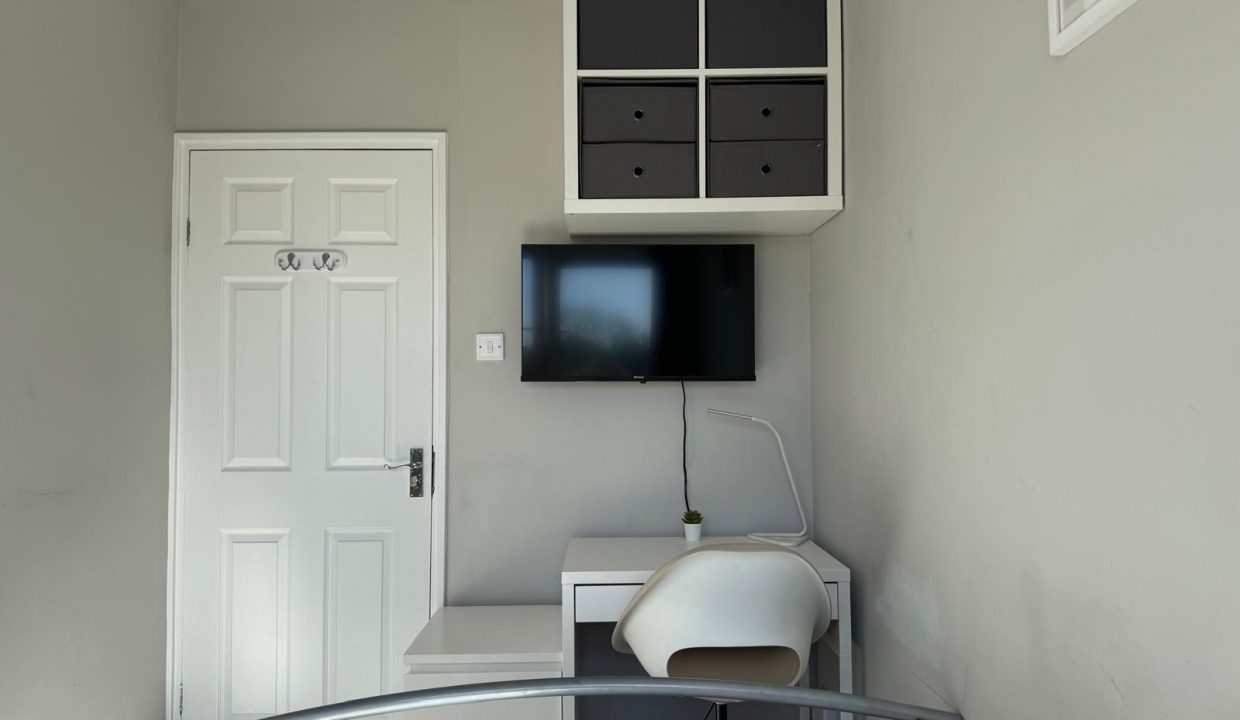 Room 2 - TV (2)